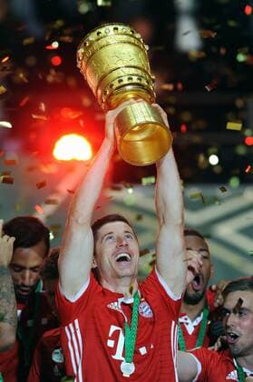 Fussball, DFB-Pokal-Finale, Deutschland, Herren, Saison 2015 2016, Olympia-Stadion Berlin: FC Bayern München, FCB (rot) - Bor. Dortmund, BVB (gelb) 3:4 n.E.; Robert Lewandowski mit dem Pokal. Jubel, Freude, Aktion.