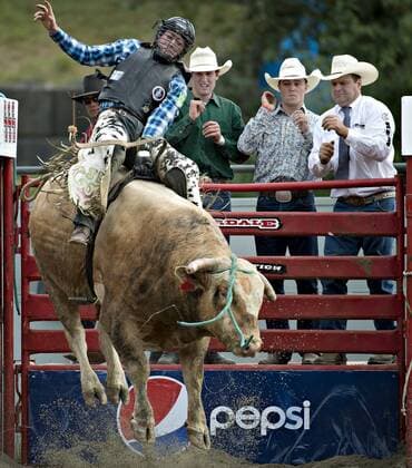 Rodeo in Surrey, Kanada (160522) -- SURREY, May 22, 2016 -- A cowboy competes in the bull riding competition during the Cloverdale Rodeo in Surrey, Canada, May 21, 2016. More than 95 cowboys and cowgirls competed their riding skills at the 70th Cloverdale Rodeo in Surrey, Canada. Cloverdale Rodeo is one of the biggest and longest running rodeo event in North America. ) (cyc) CANADA-SURREY-CLOVERDALE RODEO AndrewxSoong 
