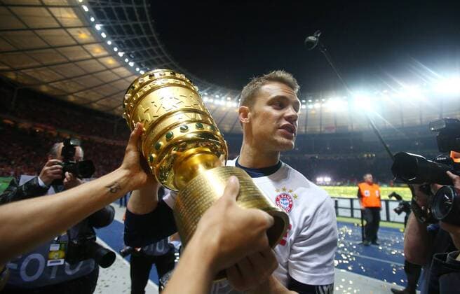 Manuel Neuer (Torwart FC Bayern), mit dem Pokal in der Kurve der FC Bayer-Fans FC Bayern München - BVB Borussia Dortmund 09 DFB-Pokal 2015 2016, Finale, Endspiel, Deutscher Fussball Bund, DFB, Pokal, Pokalfinale, Fußball, Fussball, soccer, Herren, Deutschland, Germany, Ergebnis Berlin, 21.5.2016 Olympiastadion
