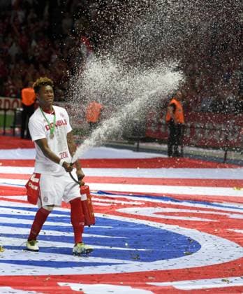 Themen der Woche - Sport Bilder des Tages - SPORT 21.05.2016, Fussball DFB-Pokal 2015 16, Finale im Olympiastadion in Berlin, FC Bayern München - Borussia Dortmund, Pokalsieger Bayern München. David Alaba (FC Bayern München) feiert das Duble mangels Bier mit dem verspritzen eines Feuerlöschers. 