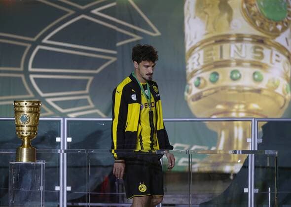 Bilder des Tages - SPORT Berlin, Deutschland, DFB-Pokalfinale Borussia Dortmund - 1. FC Bayern München 3-4 am 21. 05. 2016 im Olympiastadion in Berlin In seinem letzten Spiel für den BVB konnte Mats HUMMELS (BVB) den DfB-Pokal nicht gewinnen und geht enttäuscht an der Trophäe vorbei.