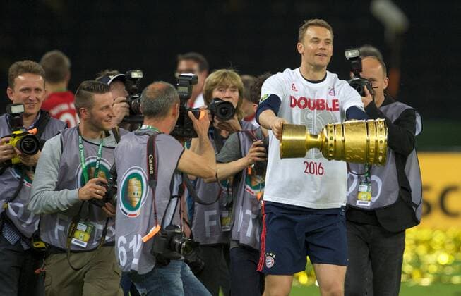 Fussball Berlin Olympiastadion 21.05.2016 73. DFB Pokalfinale FC Bayern München geg Borussia Dortmund 4 : 3 nach Verlaengerung und 11 m Schiessen TW Manuel NEUER 1 FCB mit DFB Pokal