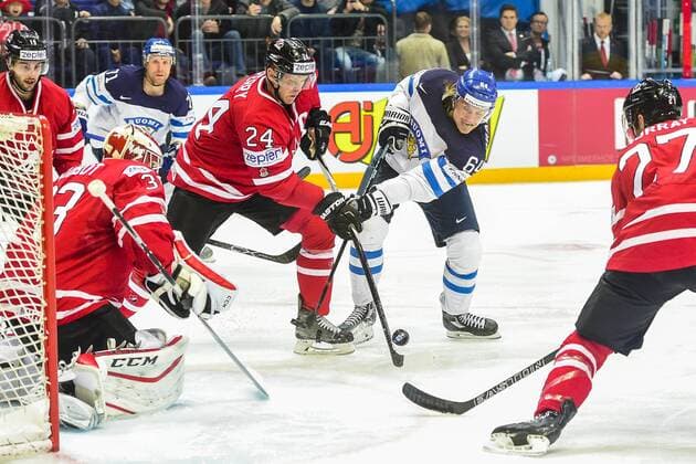 Eishockey, WM Finale, Finnland - Kanada 160522 Kanadas malvakt Cam Talbot och Corey Perry försvarar mot Finlands Mikael Granlund under finalen i Ishockey-VM mellan Finland och Kanada den 22 maj 2016 i Moskva.  Copyright: LUDVIGxTHUNMAN BB160522LT061