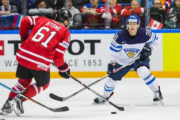 Eishockey, WM Finale, Finnland - Kanada 160522 Kanadas Mark Stone och Finalnds Juuso Hietanen under finalen i Ishockey-VM mellan Finland och Kanada den 22 maj 2016 i Moskva.  Copyright: LUDVIGxTHUNMAN BB160522LT063