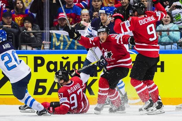 Eishockey, WM Finale, Finnland - Kanada 160522 Kanadas Connor McDavid och Mark Stone jublar efter 0-1 under finalen i Ishockey-VM mellan Finland och Kanada den 22 maj 2016 i Moskva.  Copyright: LUDVIGxTHUNMAN BB160522LT067