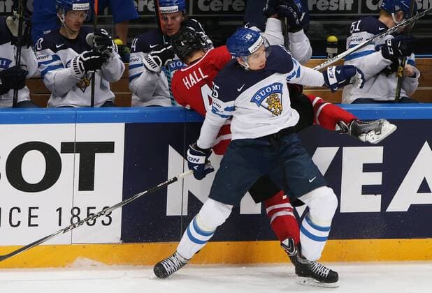 Eishockey, WM Finale, Finnland - Kanada Finland s Atte Ohtamaa (front) and Canada s Taylor Hall in action in their 2016 IIHF World Championship WM Weltmeisterschaft final Ice hockey Eishockey match at VTB Ice Palace in Moscow, Russia, May 22, 2016. Artyom Korotayev TASS  TS0241B7