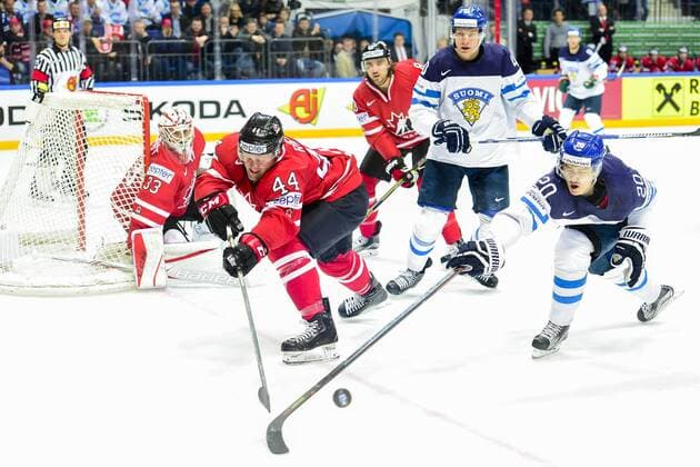 Eishockey, WM Finale, Finnland - Kanada 160522 Kanadas Morgan Rielly och Finlands Sebastian Aho under finalen i Ishockey-VM mellan Finland och Kanada den 22 maj 2016 i Moskva.  Copyright: LUDVIGxTHUNMAN BB160522LT071