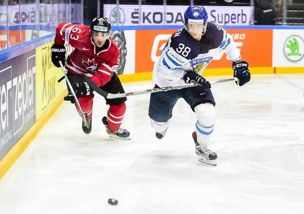 Eishockey, WM Finale, Finnland - Kanada 160522 Kanadas Brad Marchand och Finlands Juuso Heitanen under finalen i Ishockey-VM mellan Finland och Kanada den 22 maj 2016 i Moskva.  Copyright: LUDVIGxTHUNMAN BB160522LT078