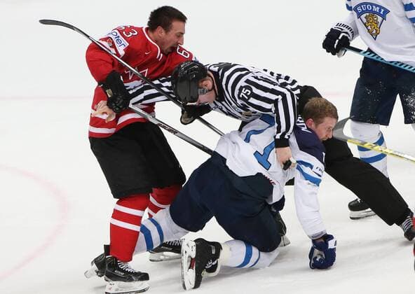 Eishockey, WM Finale, Finnland - Kanada Canada s Brad Marchand (L) and Finland s Leo Komarov (R) fight in their 2016 IIHF World Championship WM Weltmeisterschaft final Ice hockey Eishockey match at VTB Ice Palace in Moscow, Russia, May 22, 2016. Artyom Korotayev TASS  TS0241BF