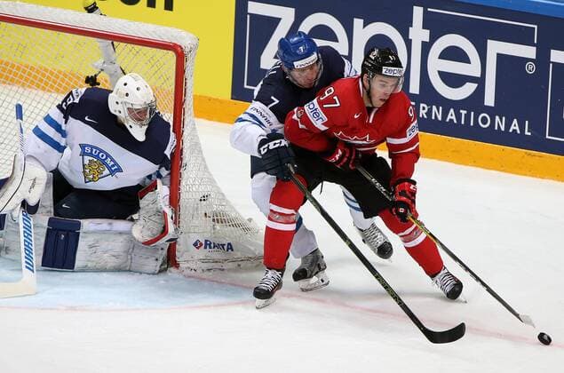 Eishockey, WM Finale, Finnland - Kanada Finland s goalie Mikko Koskinen, Finland s Esa Lindell and Canada s Connor McDavid (L-R) in action in their 2016 IIHF World Championship WM Weltmeisterschaft final Ice hockey Eishockey match at VTB Ice Palace in Moscow, Russia, May 22, 2016. Artyom Korotayev TASS  TS0241E5