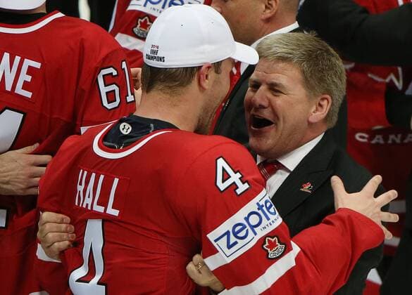 Eishockey, WM Finale, Finnland - Kanada Canada s Taylor Hall (L) and Canada s head coach Bill Peters celebrate winning the 2016 IIHF World Championship WM Weltmeisterschaft final Ice hockey Eishockey match against Finland at VTB Ice Palace in Moscow, Russia, May 22, 2016. The Canadian team won the game 2:0. Artyom Korotayev TASS  TS0241F2