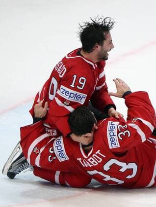 Canada s Derick Brassard (L) and goalie Cam Talbot celebrate winning the 2016 IIHF World Championship WM Weltmeisterschaft final Ice hockey Eishockey match against Finland at VTB Ice Palace in Moscow, Russia, May 22, 2016. The Canadian team won the game 2:0. Artyom Korotayev TASS  TS0241F8