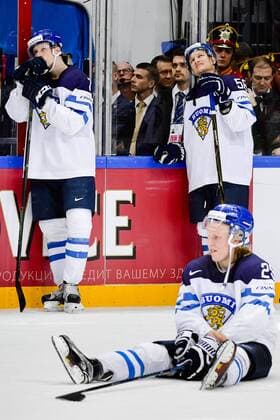 160522 Finlands spelare deppar efter finalen i Ishockey-VM mellan Finland och Kanada den 22 maj 2016 i Moskva.  Copyright: LUDVIGxTHUNMAN BB160522LT097