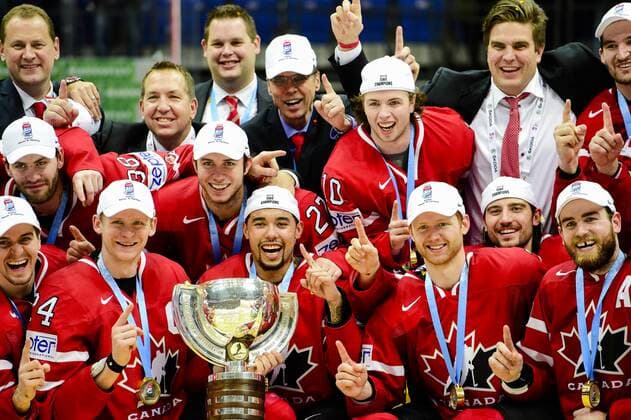 Themen der Woche - Sport Bilder des Tages - SPORT Eishockey, WM, Weltmeister Kanada 160522 Kanadas spelare jublar med pokalen efter finalen i Ishockey-VM mellan Finland och Kanada den 22 maj 2016 i Moskva.  Copyright: LUDVIGxTHUNMAN BB160522LT106