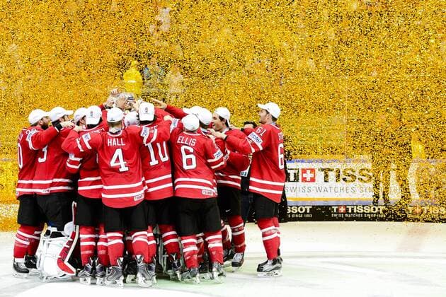 Eishockey, WM, Weltmeister Kanada 160522 Kanadas spelare jublar med pokalen efter finalen i Ishockey-VM mellan Finland och Kanada den 22 maj 2016 i Moskva.  Copyright: LUDVIGxTHUNMAN BB160522LT108
