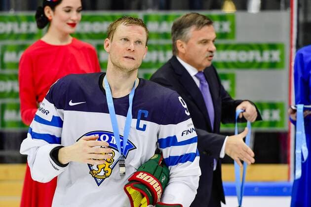 160522 Finlands Mikko Koivu deppar efter finalen i Ishockey-VM mellan Finland och Kanada den 22 maj 2016 i Moskva.  Copyright: LUDVIGxTHUNMAN BB160522LT113