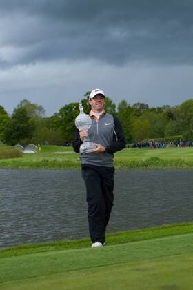 Golf, Rory McIlroy gewinnt die Dubai Duty Free Irish Open in County Kildare 22.05.2016. The K Club, Straffan, Co. Kildare, Ireland. Dubai Duty Free Irish Open Golf Championship Round 4. The winner of the Dubai Duty Free Irish Open Golf Championship Rory Mcilroy poses with his trophy on the 18th green. xPeterxFitzpatrickx  ActionPlus11740439