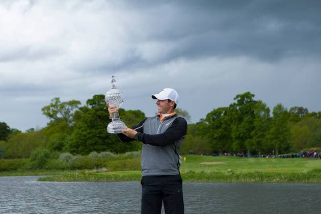 Golf, Rory McIlroy gewinnt die Dubai Duty Free Irish Open in County Kildare 22.05.2016. The K Club, Straffan, Co. Kildare, Ireland. Dubai Duty Free Irish Open Golf Championship Round 4. The winner of the Dubai Duty Free Irish Open Golf Championship Rory Mcilroy admires his new trophy. xPeterxFitzpatrickx  ActionPlus11740441