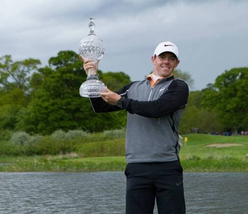 Golf, Rory McIlroy gewinnt die Dubai Duty Free Irish Open in County Kildare 22.05.2016. The K Club, Straffan, Co. Kildare, Ireland. Dubai Duty Free Irish Open Golf Championship Round 4. The winner of the Dubai Duty Free Irish Open Golf Championship Rory Mcilroy holds his trophy high. xPeterxFitzpatrickx  ActionPlus11740443