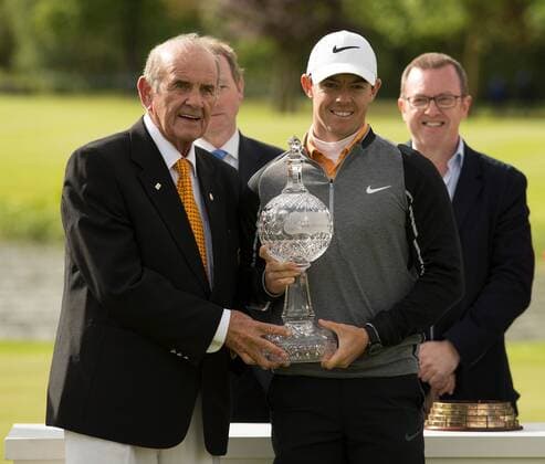 Golf, Rory McIlroy gewinnt die Dubai Duty Free Irish Open in County Kildare 22.05.2016. The K Club, Straffan, Co. Kildare, Ireland. Dubai Duty Free Irish Open Golf Championship Round 4. The winner of the Dubai Duty Free Irish Open Golf Championship Rory Mcilroy poses with Colm McLoughlin executive Chairman, Dubai Duty Free. xPeterxFitzpatrickx  ActionPlus11740450