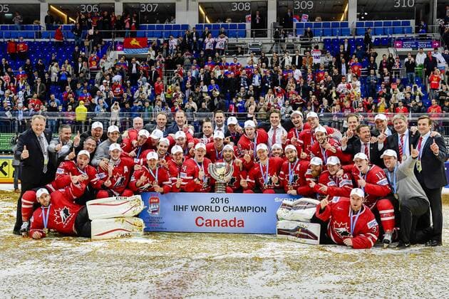 Eishockey, WM, Weltmeister Kanada 160522 Kanadas spelare jublar med pokalen efter finalen i Ishockey-VM mellan Finland och Kanada den 22 maj 2016 i Moskva.  Copyright: LUDVIGxTHUNMAN BB160522LT119