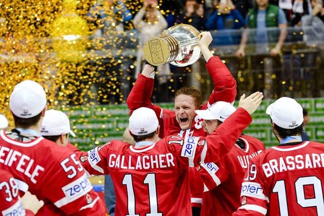 Eishockey, WM, Weltmeister Kanada 160522 Kanadas Corey Perry jublar med pokalen efter finalen i Ishockey-VM mellan Finland och Kanada den 22 maj 2016 i Moskva.  Copyright: LUDVIGxTHUNMAN BB160522LT121