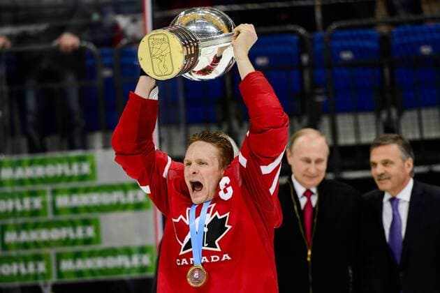 Eishockey, WM, Weltmeister Kanada 160522 Kanadas Corey Perry jublar med pokalen efter finalen i Ishockey-VM mellan Finland och Kanada den 22 maj 2016 i Moskva.  Copyright: LUDVIGxTHUNMAN BB160522LT122