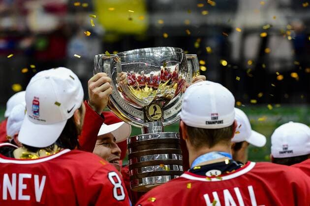 Eishockey, WM, Weltmeister Kanada 160522 Kanadas spelare jublar med pokalen efter finalen i Ishockey-VM mellan Finland och Kanada den 22 maj 2016 i Moskva.  Copyright: LUDVIGxTHUNMAN BB160522LT125