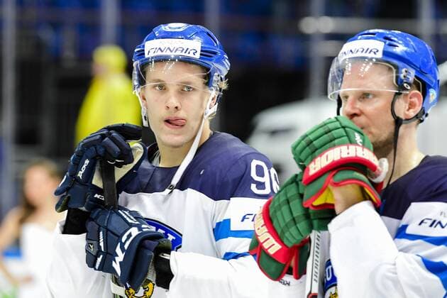 160522 Finlands Mikko Rantanen deppar efter finalen i Ishockey-VM mellan Finland och Kanada den 22 maj 2016 i Moskva.  Copyright: LUDVIGxTHUNMAN BB160522LT129