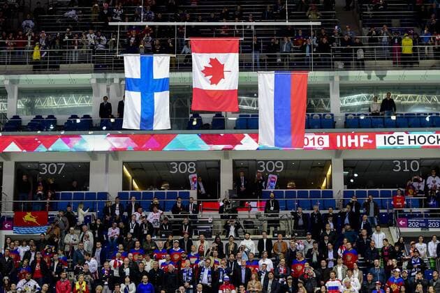 160522 Kanadas , Finlands och Rysslands flagga i taket efter finalen i Ishockey-VM mellan Finland och Kanada den 22 maj 2016 i Moskva.  Copyright: LUDVIGxTHUNMAN BB160522LT152