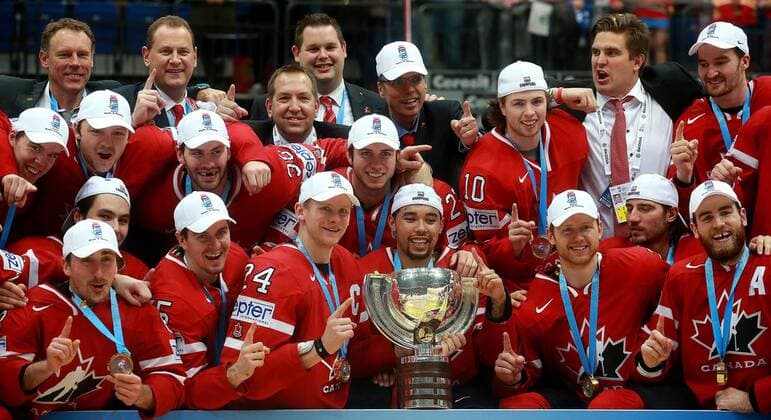 Canada s players pose for a group photograph after winning the 2016 IIHF World Championship WM Weltmeisterschaft final Ice hockey Eishockey match against Finland at VTB Ice Palace in Moscow, Russia, May 22, 2016. The Canadian team won the game 2:0. Sergei Fadeichev TASS  TS02422F