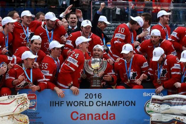 Canada s players pose for a group photograph after winning the 2016 IIHF World Championship WM Weltmeisterschaft final Ice hockey Eishockey match against Finland at VTB Ice Palace in Moscow, Russia, May 22, 2016. The Canadian team won the game 2:0. Sergei Fadeichev TASS  TS024230