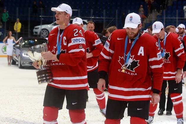 Canada s Corey Perry (L) and Ryan O Reilly at an awards ceremony for the 2016 IIHF World Championship WM Weltmeisterschaft final Ice hockey Eishockey match against Finland at VTB Ice Palace in Moscow, Russia, May 22, 2016. The Canadian team won the game 2:0. Sergei Fadeichev TASS  TS024231