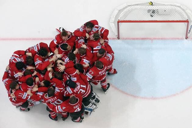 Canada s players celebrate their victory in the 2016 IIHF World Championship WM Weltmeisterschaft final Ice hockey Eishockey match against Finland at VTB Ice Palace in Moscow, Russia, May 22, 2016. The Canadian team won the game 2:0. Artyom Korotayev TASS  TS024237