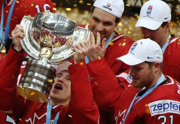 Canada s players celebrate their victory at an awards ceremony following the 2016 IIHF World Championship WM Weltmeisterschaft final Ice hockey Eishockey match against Finland at VTB Ice Palace in Moscow, Russia, May 22, 2016. The Canadian team won the game 2:0. Artyom Korotayev TASS  TS024210