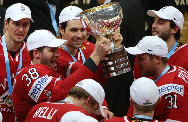 Canada s players celebrate their victory at an awards ceremony following the 2016 IIHF World Championship WM Weltmeisterschaft final Ice hockey Eishockey match against Finland at VTB Ice Palace in Moscow, Russia, May 22, 2016. The Canadian team won the game 2:0. Artyom Korotayev TASS  TS024213