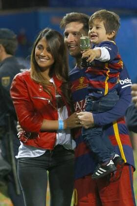 Fußball, FC Barcelona gewinnt Copa Del Rey FC Barcelona Barca s Leo Messi celebrates with his family, wife Antonella Roccuzzo (l) and son Thiago Messi (r) the victory in the Spanish Kings Cup Final match. May 22,2016.  (20160522215)