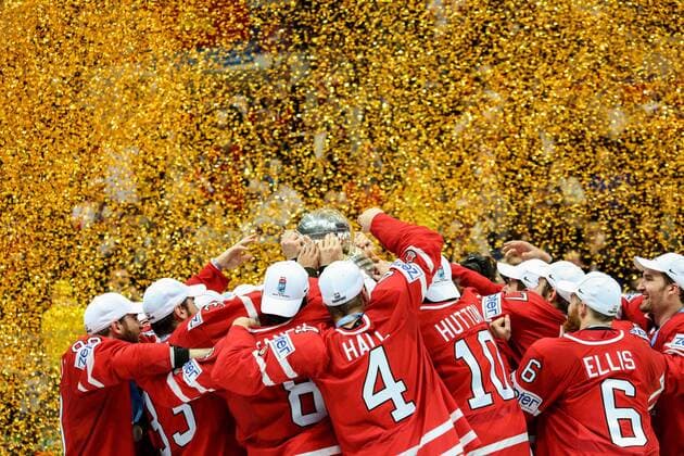 (160523) -- MOSCOW, May 22, 2016 -- Canada s national team Nationalteam celebrates during the award ceremony of IIHF Ice hockey Eishockey World Championship WM Weltmeisterschaft in Moscow, Russia, on May 22, 2016. Canada won 2-0 and claimed the title. ) (SP)RUSSIA-MOSCOW-ICE HOCKEY-FINAL EvgenyxSinitsyn 
