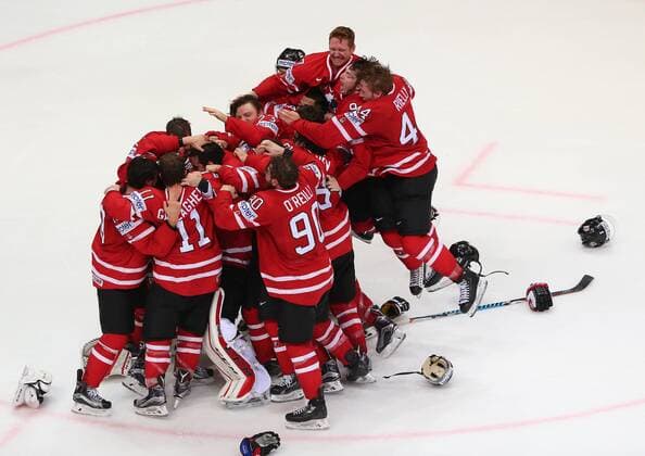 The final match of the World Hockey Championship between the teams of Finland and Canada in the sports complex VTB Ice Palace .