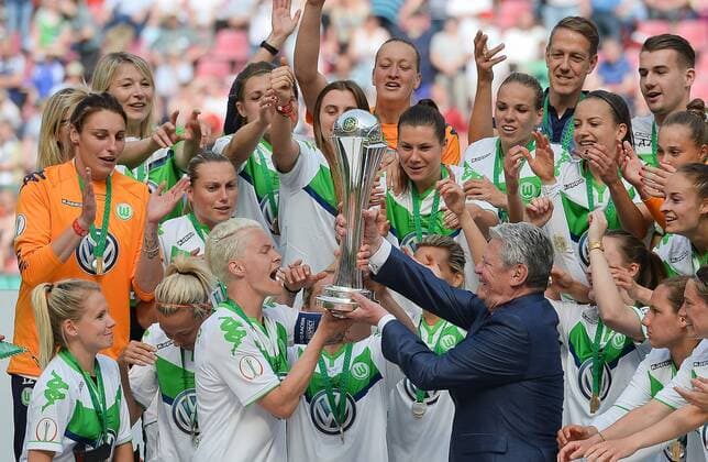 21.05.2016, xmhx, Fussball DFB-Pokal Damen Finale, SC Sand - VfL Wolfsburg, emspor, v.l. Nilla Fischer (VfL Wolfsburg), Bundespraesident Joachim Gauck Koeln