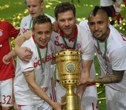 21.05.2016, Fussball DFB-Pokal 2015 16, Finale im Olympiastadion in Berlin, FC Bayern München - Borussia Dortmund, Bayern München ist Pokalsieger, v.li: Rafinha (FC Bayern München), Xabi Alonso (FC Bayern München) und Arturo Vidal (FC Bayern München) mit dem Pokal. 