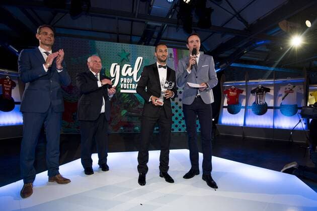 Bilder des Tages - SPORT Gent chairman Ivan De Witte and Mechelen s Sofiane Hanni celebrate after winning the first edition of the Professional Soccer Player of the Year 2016 gala evening, Monday 23 May 2016, in Gent. JASPERxJACOBS  x04856677x