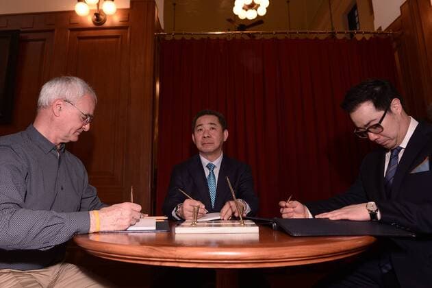 May 19, 2016 - Bangkok, Thailand - This picture taken on May 19, 2019 shows (L-R) Leicester s coach Claudio Ranieri , Leicester s owner Vichai Srivaddhanaprabha and Leicester s vice chairman Aiyawatt Srivaddhanaprabha sign a word for Thailand s King Bhumibol Adulyadej at the Grand Palace in Bangkok, Thailand. Leicester City Trophy Tour in Thailand  - ZUMAn230