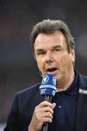 Vorstandsvorsitzender Heribert Bruchhagen mit Mikrofon Mikro im Interview 1. FC Nürnberg FCN Club vs Eintracht Frankfurt Relegation Rückspiel 23.05.2016 1. FC Nürnberg vs Eintracht Frankfurt Relegation Rückspiel