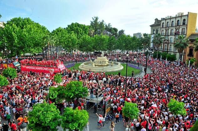 Fußball, FC Sevilla feiert mit Fans Europa League Sieg Celebration of FC Sevilla after winning the Europa League. xKIKOxHURTADOx 