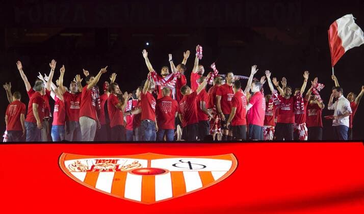 Fußball, FC Sevilla feiert mit Fans Europa League Sieg Sevilla s players celebrate the team s 5th Europa League last Wednesday in Basil, Switzerland, during an event at Ramon Sanchez-Pizjuan stadium in Seville, Andalusia, Spain, 23 May 2016. EFE RaulxCaro SEVILLA CELEBRATES ITS FIFTH EUROPA LEAGUE !ACHTUNG: NUR REDAKTIONELLE NUTZUNG!  SEV003 20160524-635996481973117462