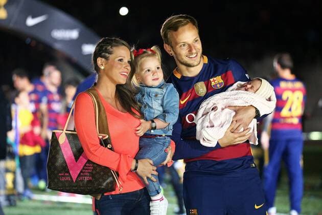 Fußball, FC Barcelona feiert Saisonabschluss im Camp Nou BARCELONA -may 23- SPAIN: Ivan Rakitic with his children and his wife, Raquel Mauri, during the spanish league and King Cup celebration, held in the Camp Nou, on may 23, 2016. Photo: Joan Valls Urbanandsport Cordon Press El FC Barcelona Barca celebra el doblete 647 cordon press  xJoanxValls Urbanandsportx xx