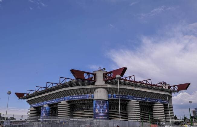 Fußball, Champions League Finale, Giuseppe Meazza Stadion in Mailand Italy: Giuseppe Meazza stadium - Champion League A banner with team crests of Atletico Madrid. Giuseppe Meazza stadium (also known as San Siro) will host the Champions League final between Real Madrid Cub de Futbol and Club Atletico De Madrid.  NicolòxCampo