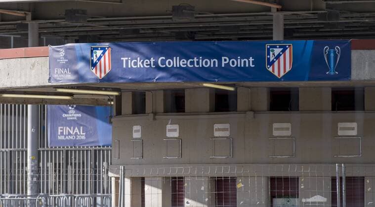 Fußball, Champions League Finale, Giuseppe Meazza Stadion in Mailand Italy: Giuseppe Meazza stadium - Champion League A banner with team crests of Atletico Madrid. Giuseppe Meazza stadium (also known as San Siro) will host the Champions League final between Real Madrid Cub de Futbol and Club Atletico De Madrid.  NicolòxCampo