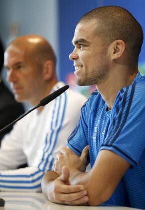 Fußball, CL Finale, Real Madrid PK Real Madrid s Brazilian defender Pepe (R) speaks during a press conference PK Pressekonferenz with his head coach, French Zinedine Zidane (L), held at the Santiago Bernabeu stadium in Madrid, Spain, 24 May 2014. Real Madrid will face Atletico Madrid in the UEFA Champions League final at the San Siro stadium in Milano, Italy, on 28 May. Real Madrid press conference !ACHTUNG: NUR REDAKTIONELLE NUTZUNG!  20160524-635996862445342703